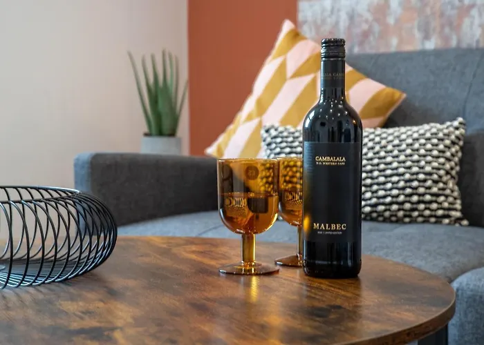 Trendy Urban Suite 140Mtrs To Train Station