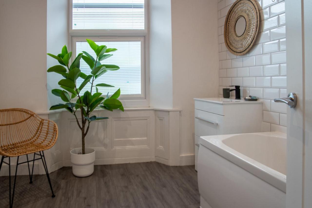 Trendy Urban 140mtrs To Train Station Apartment *